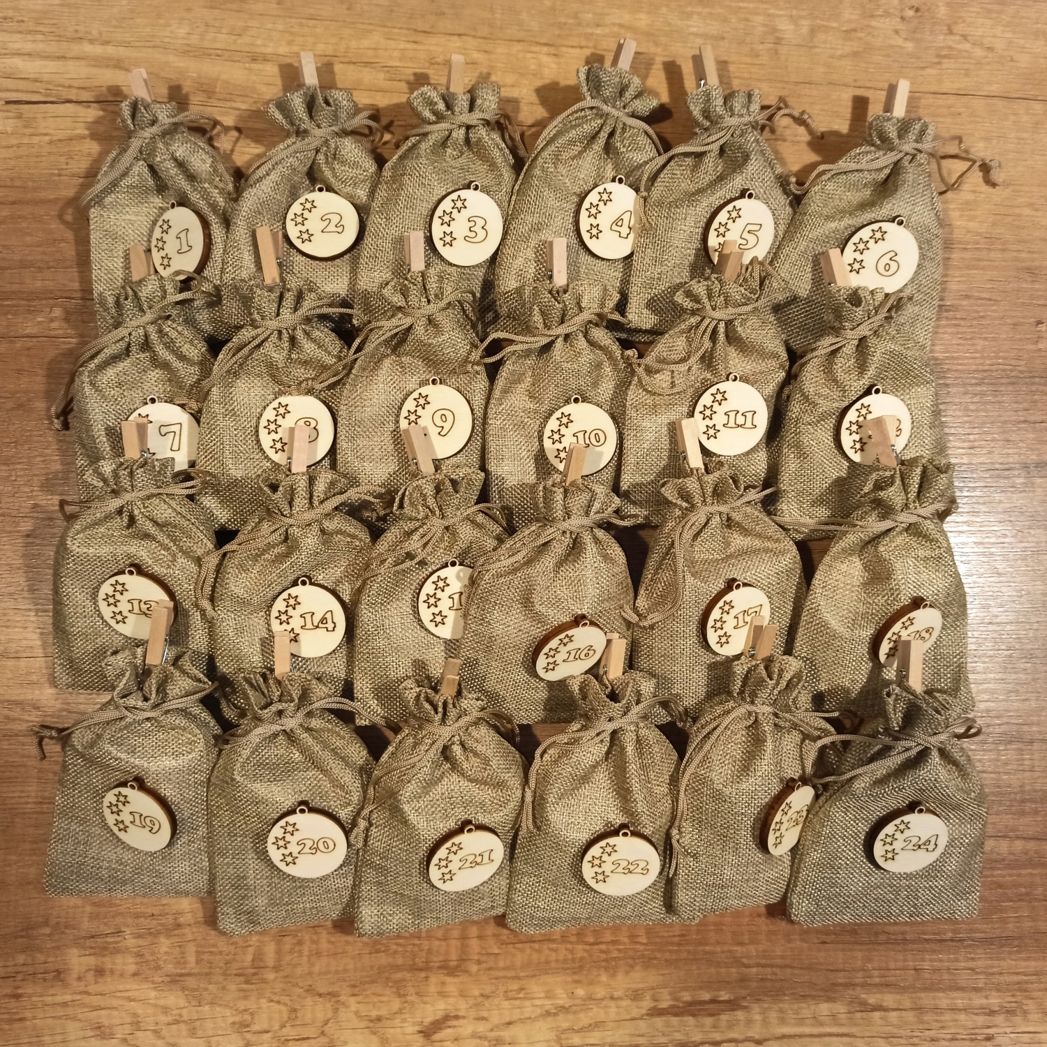Adventní kalendář s kávou 24x10g (různé druhy kávy)