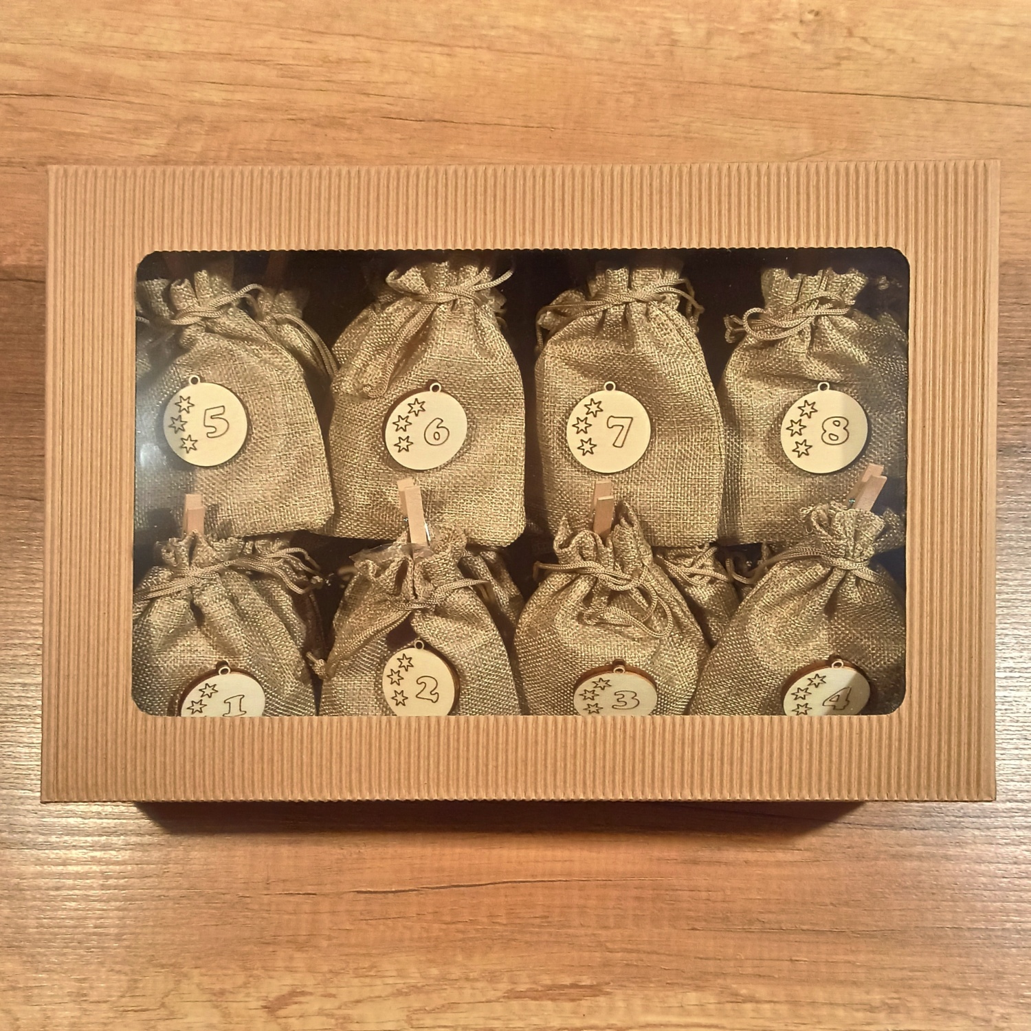 Adventní kalendář s kávou 24x10g (různé druhy kávy)